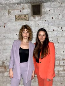 Nora and Vera standing in the Krarage